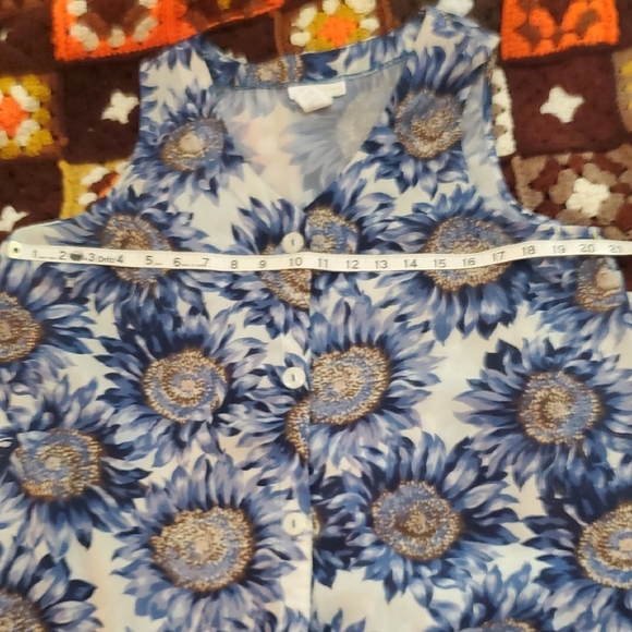 Floral Sleeveless Button-Up Blouse - Picture 3 of 8